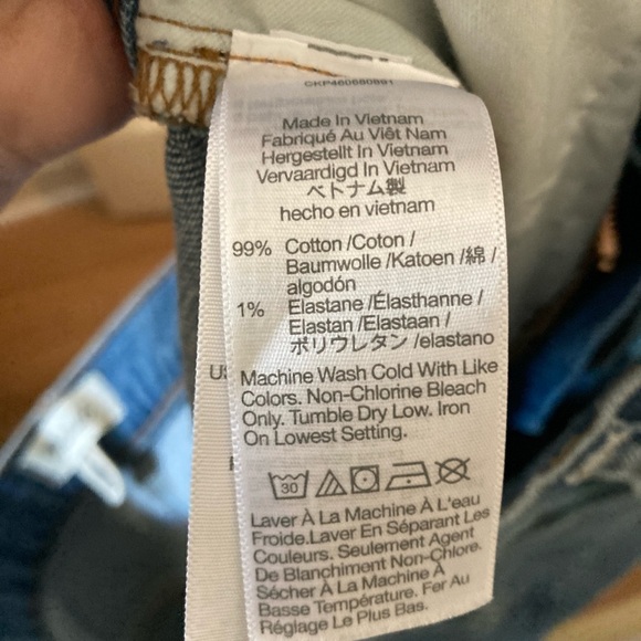 Madewell Mid-Rise Perfect Vintage Jean in Ainsdale Wash: Knee-Rip Edition - Picture 6 of 13